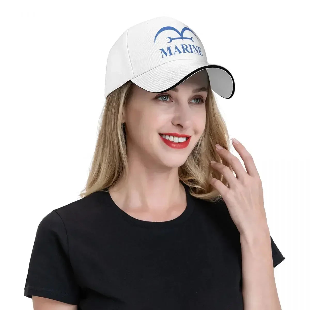 Czapka z daszkiem One Piece Marine – czysta biel (haftowane logo)