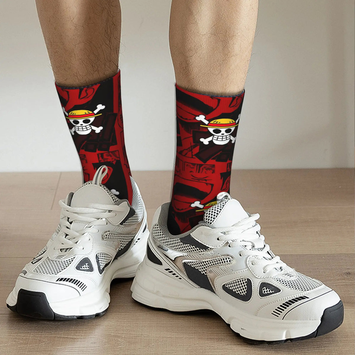 Długie skarpety One Piece - Jolly Roger i motyw Wanted (Czerwone)