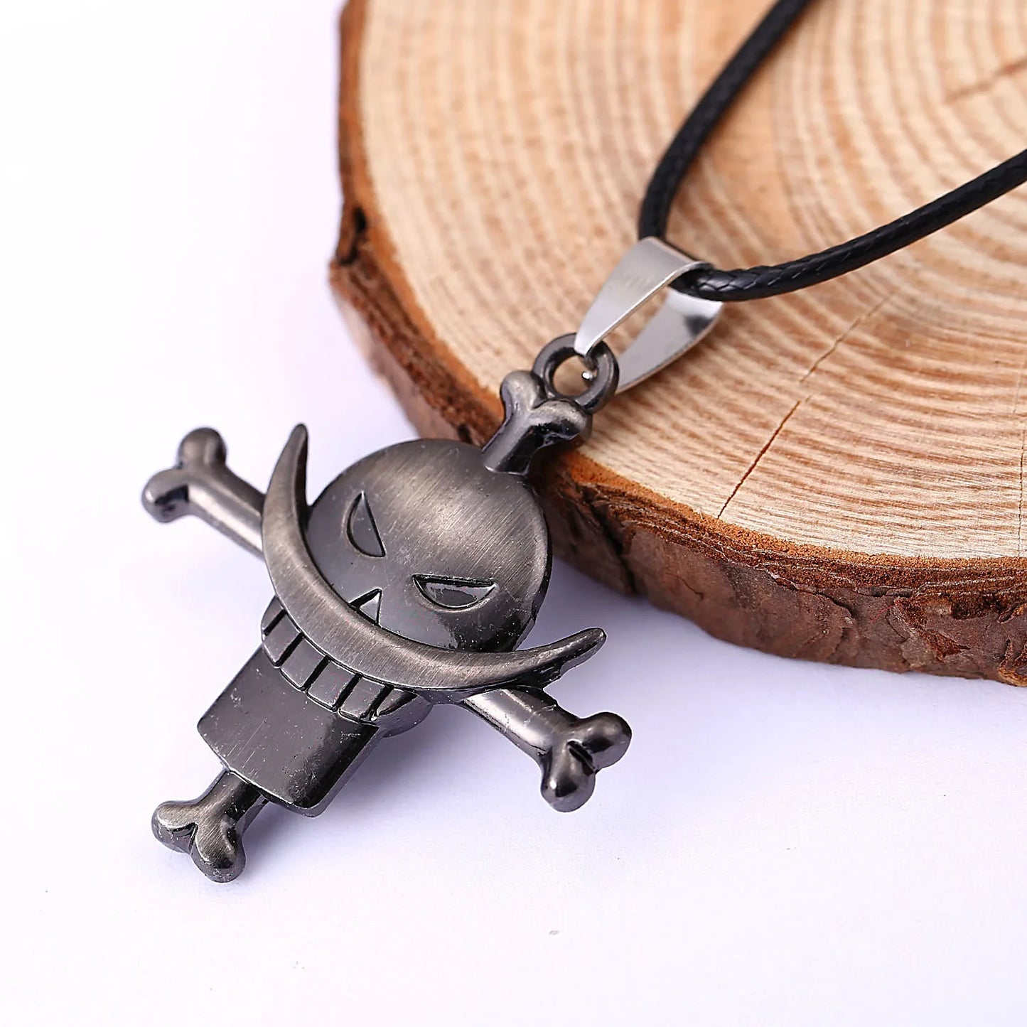 Naszyjnik One Piece - Zawieszka Jolly Roger Edwarda Newgate’a (Białobrody)