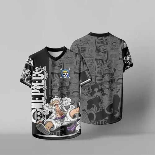Koszulka piłkarska One Piece – kolaż postaci chibi (sportowy streetwear)