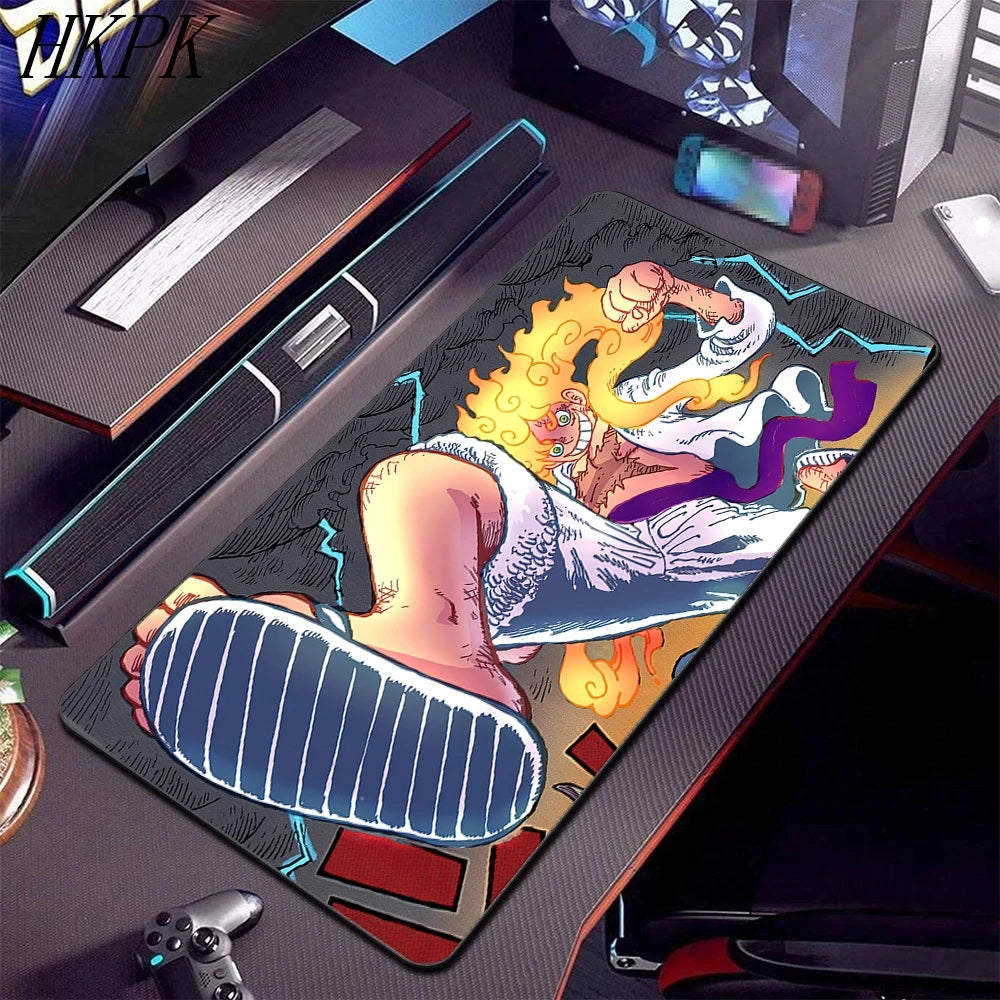 Podkładka na biurko One Piece – Luffy w Gear 5 w pozie zwycięstwa