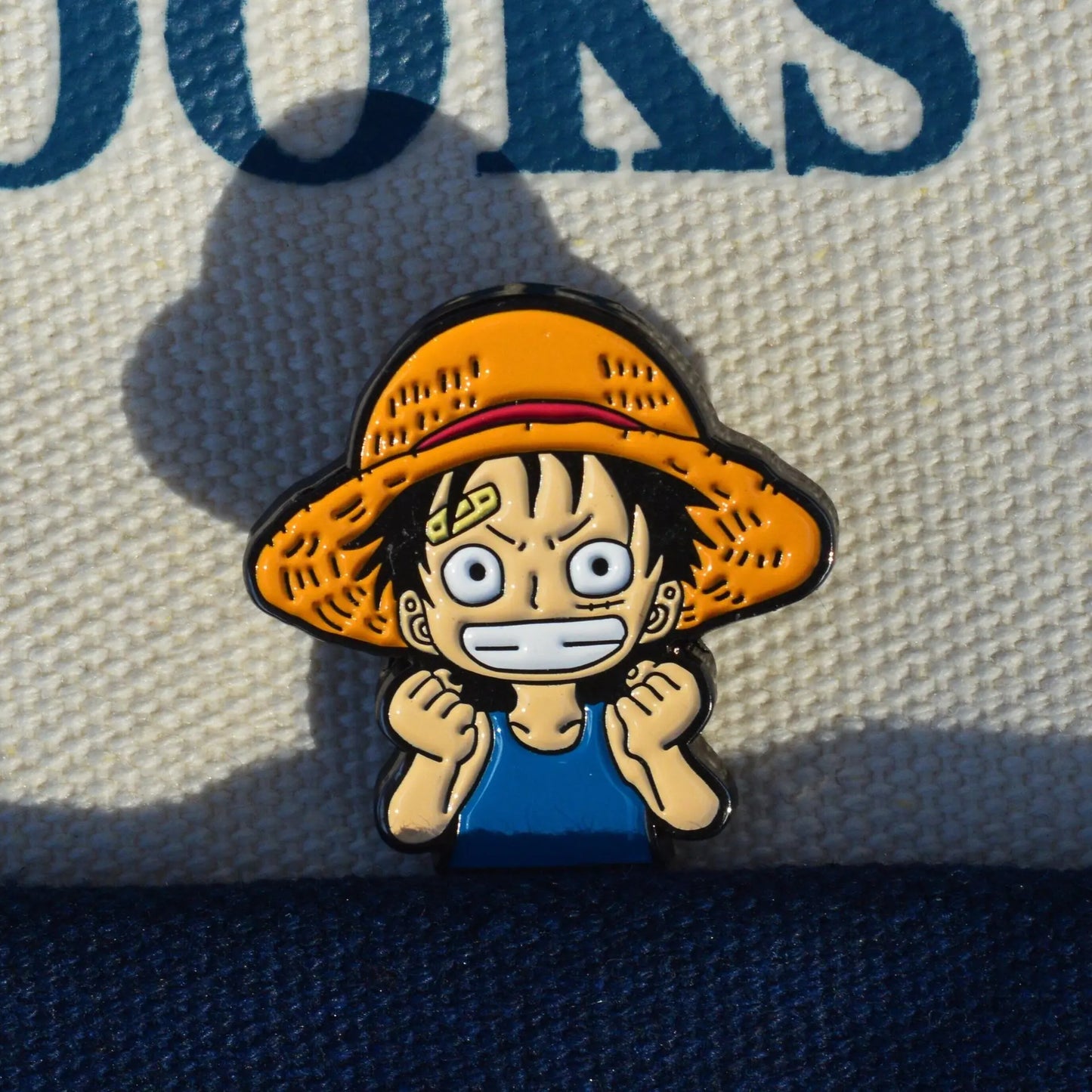 Przypinka One Piece - Emaliowana broszka Monkey D. Luffy w Słomkowym Kapeluszu