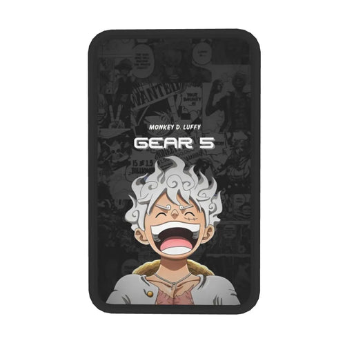 Pokrowiec na podłokietnik One Piece – roześmiana twarz Luffy’ego Gear 5 (biały design)