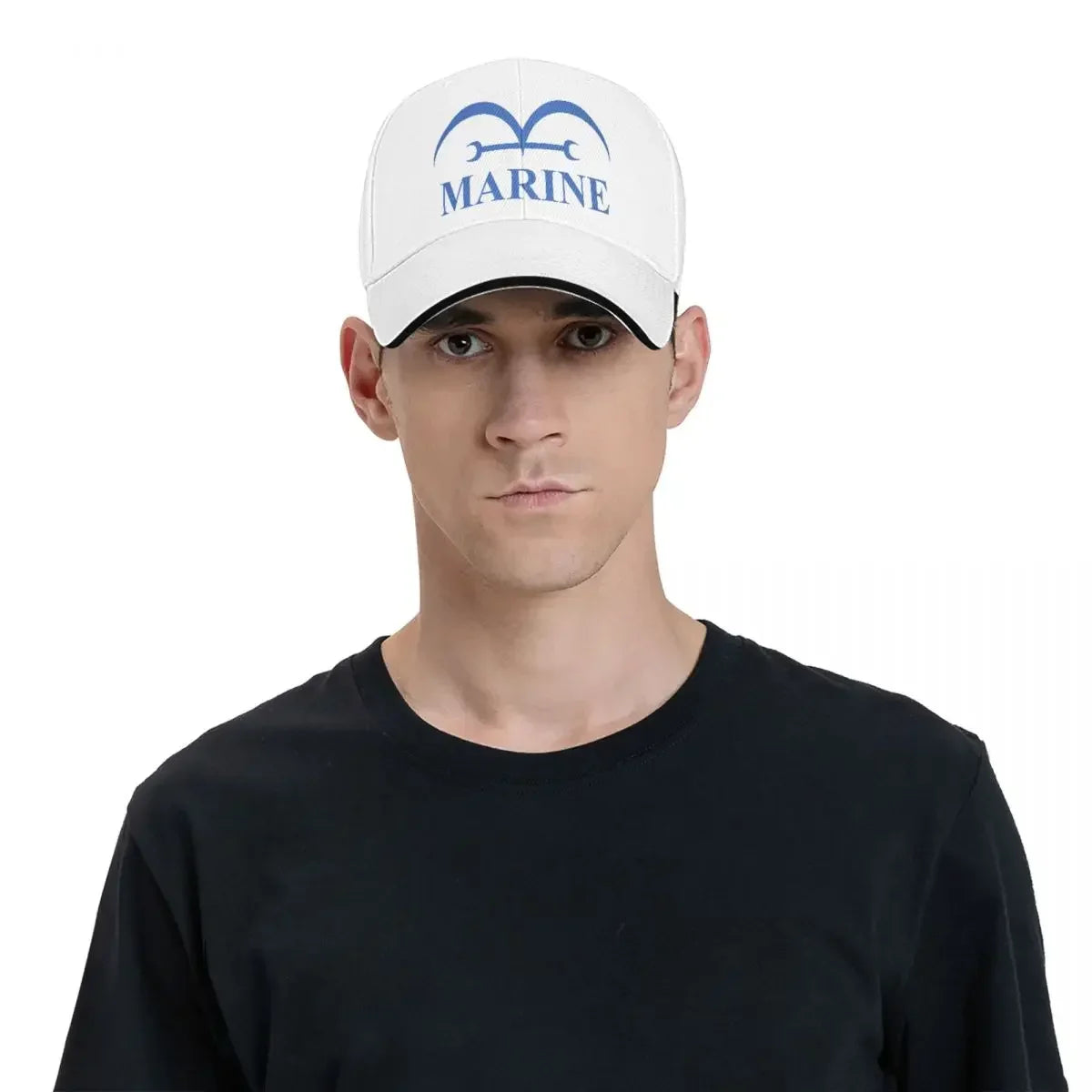 Czapka z daszkiem One Piece Marine – czysta biel (haftowane logo)