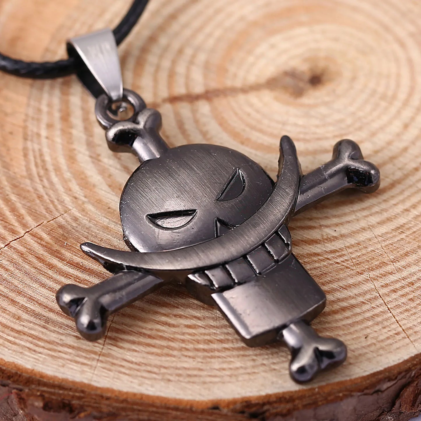 Naszyjnik One Piece - Zawieszka Jolly Roger Edwarda Newgate’a (Białobrody)