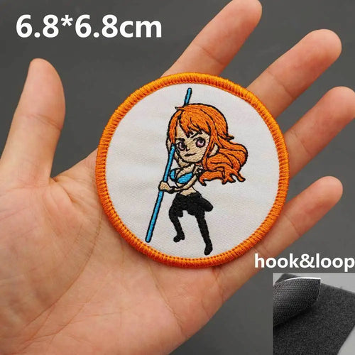 Naszywka One Piece – Nami w stylu chibi (pomarańczowe koło)