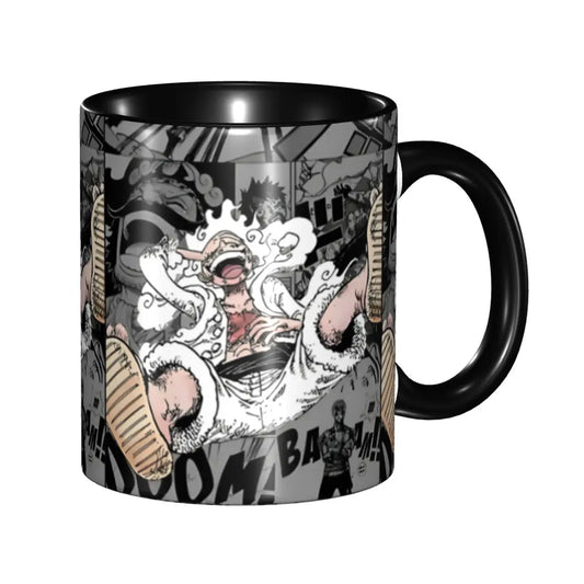 Kubek One Piece – Przemiana Gear 5 w szkicowym stylu mangi